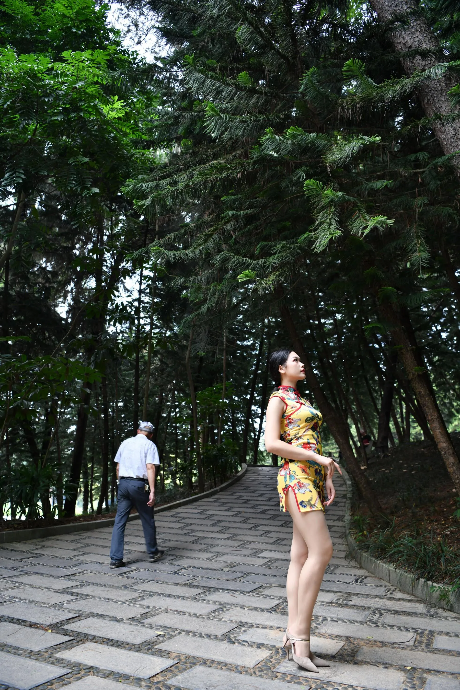 [魔镜街拍] NO.063 性感包臀肉丝旗袍小姐姐在凉亭乘凉 [238P]插图2